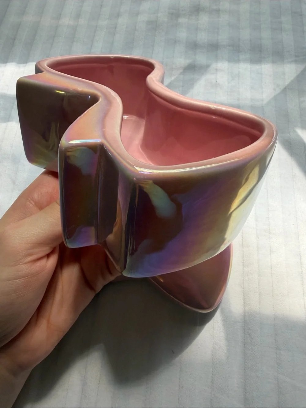 Iridescent pearlescent pink ceramic bow trinket box with removable lid